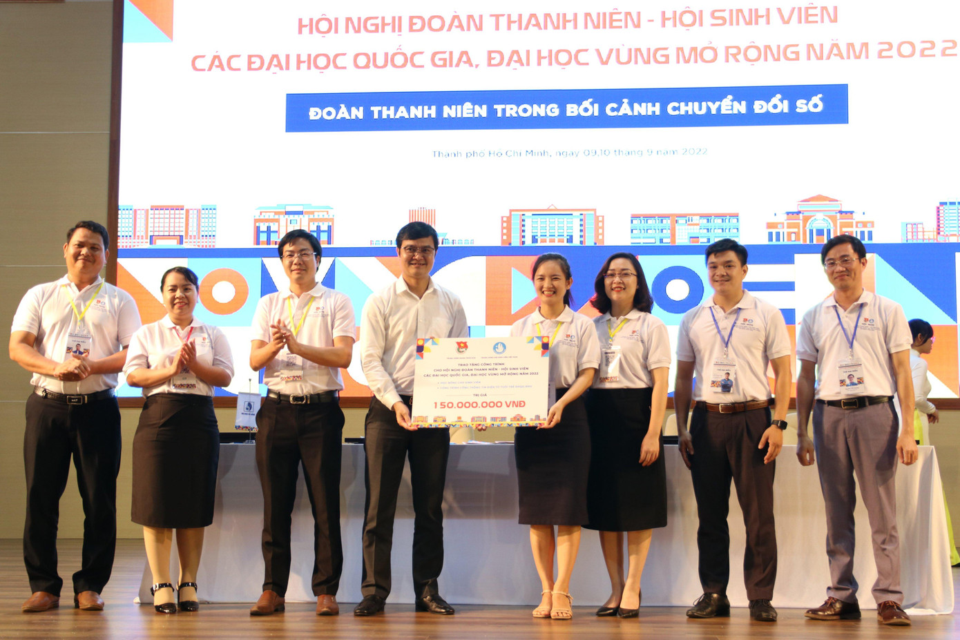 Anh Bùi Quang Huy, Ủy viên dự khuyết T.Ư Đảng, Bí thư thứ nhất T.Ư Đoàn (thứ tư, bên trái) trao phần hỗ trợ Công trình Thanh niên cho Hội nghị. Anh Bùi Quang Huy, Ủy viên dự khuyết T.Ư Đảng, Bí thư thứ nhất T.Ư Đoàn (thứ tư, bên trái) trao phần hỗ trợ Công trình Thanh niên cho Hội nghị.