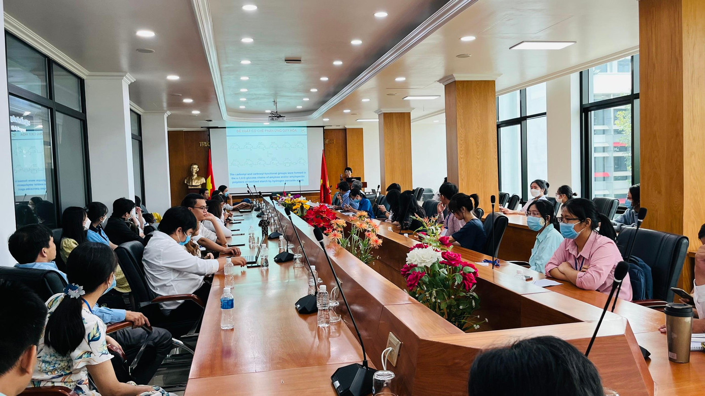 Rất đông các bạn sinh viên về tham dự hội thảo. Rất đông các bạn sinh viên về tham dự hội thảo.