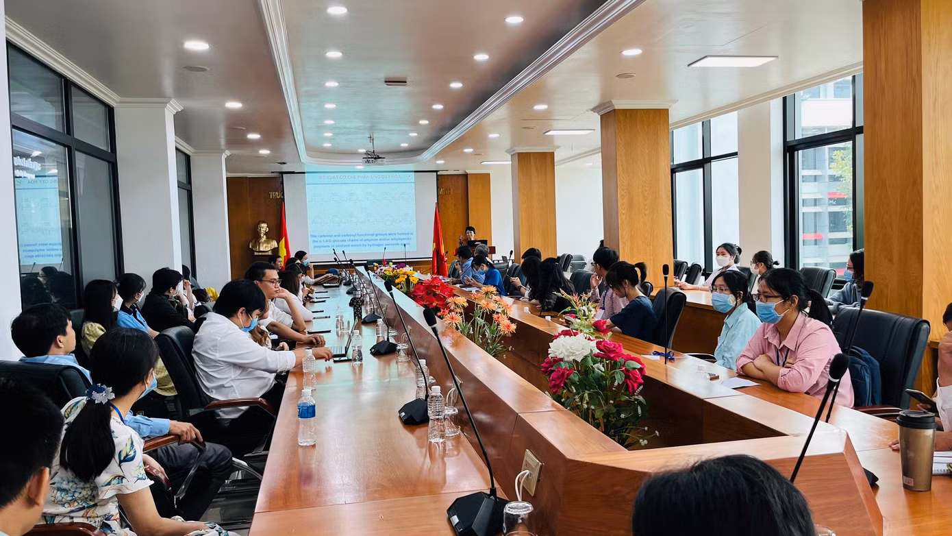 Rất đông các bạn sinh viên về tham dự hội thảo.