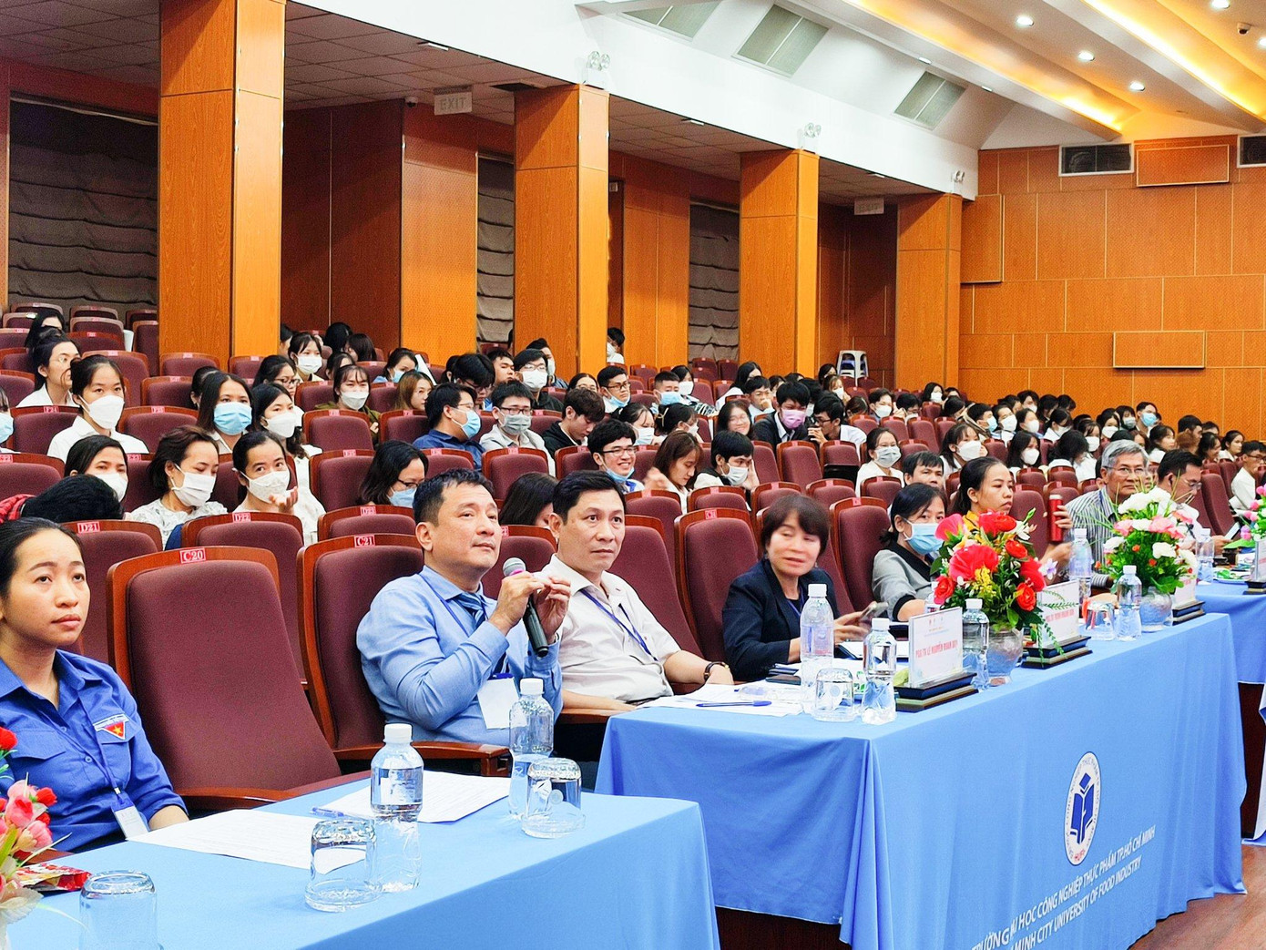 Ban Giám khảo góp ý cho các đề tài dự thi.