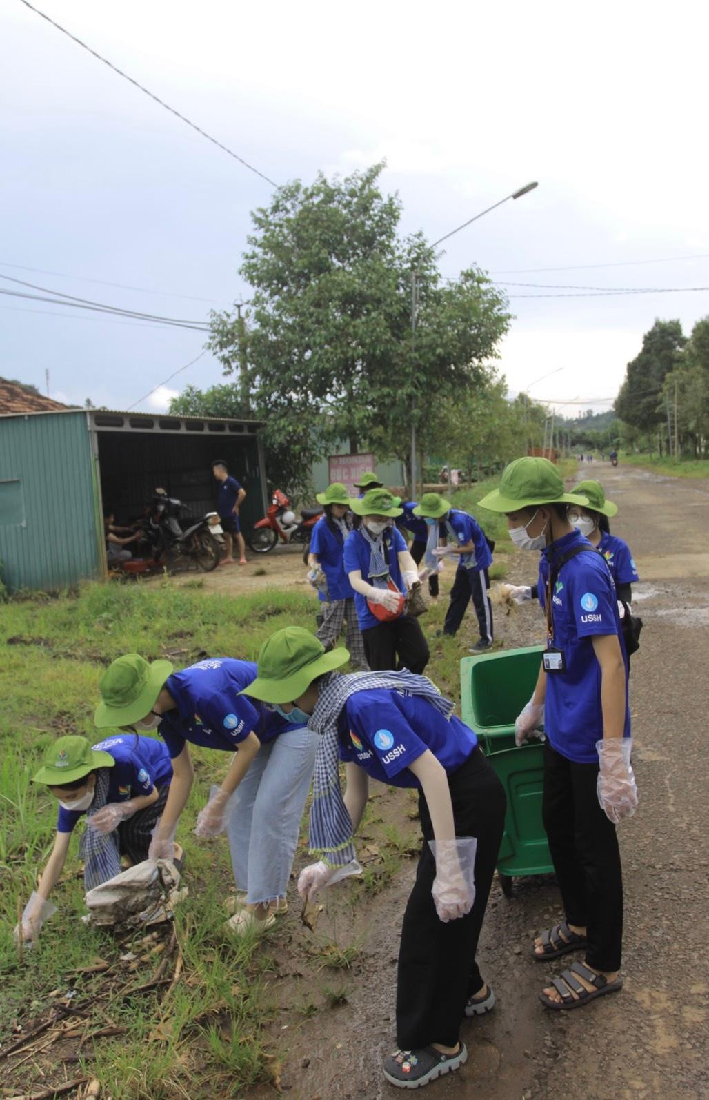 Các chiến sĩ áo xanh với hoạt động dọn rác, tuyên truyền về môi trường. Các chiến sĩ áo xanh với hoạt động dọn rác, tuyên truyền về môi trường.
