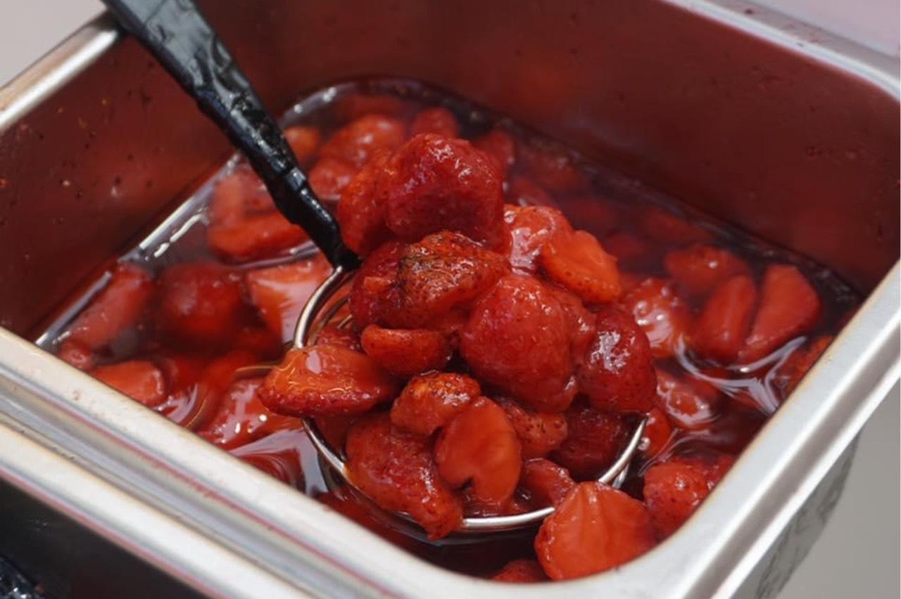 Dâu tươi làm nên hương vị và màu sắc đặc biệt của món trà dâu.