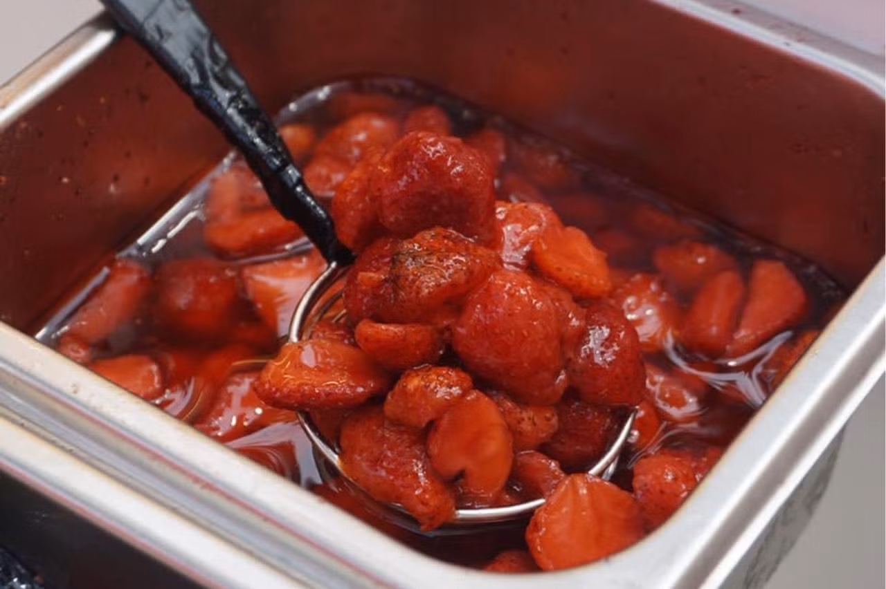 Dâu tươi làm nên hương vị và màu sắc đặc biệt của món trà dâu.