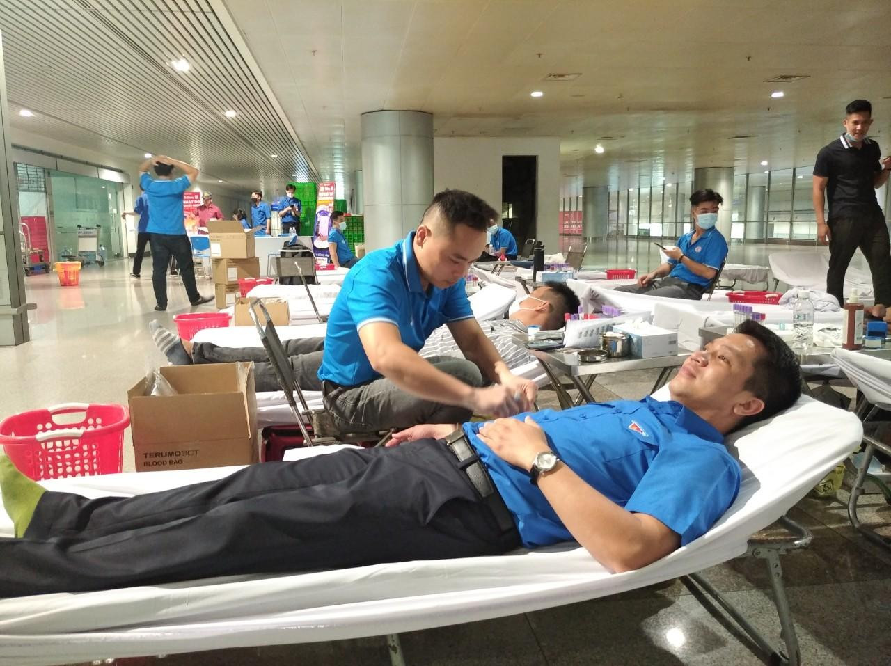 Anh Phùng Thanh Tú - Bí thư Đoàn Thanh niên Cảng hàng không quốc tế Tân Sơn Nhất tham gia hiến máu cùng chương trình.