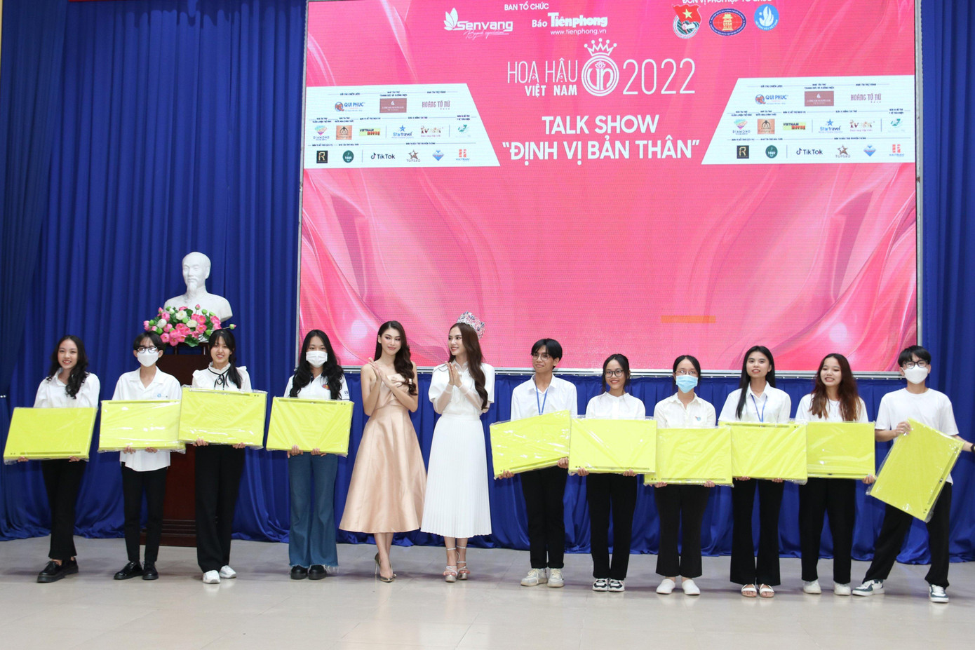 Hoa hậu Mai Phương và Á hậu Ngọc Thảo trao quà cho sinh viên tại chương trình.