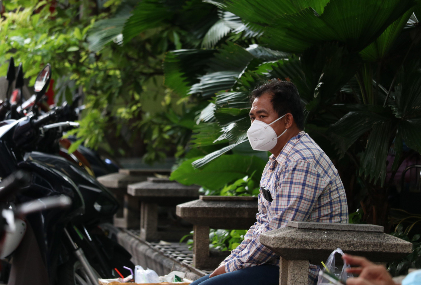 Phụ huynh Nguyễn Huy Hoàng đồng hành cùng con trong từng ngày thi tại điểm thi trường THCS Colette (Q. 3, TP. HCM).