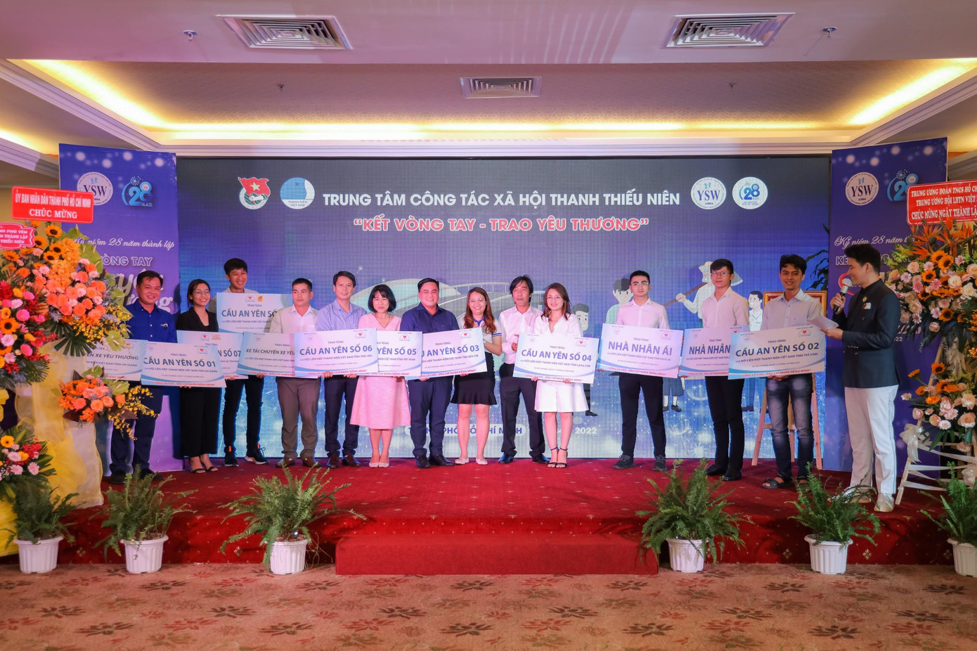 Các đơn vị nhận bảng tượng trưng các công trình mà Trung tâm CTXH Thanh thiếu niên Việt Nam cùng các đơn sẽ thực hiện trong thời gian tới.