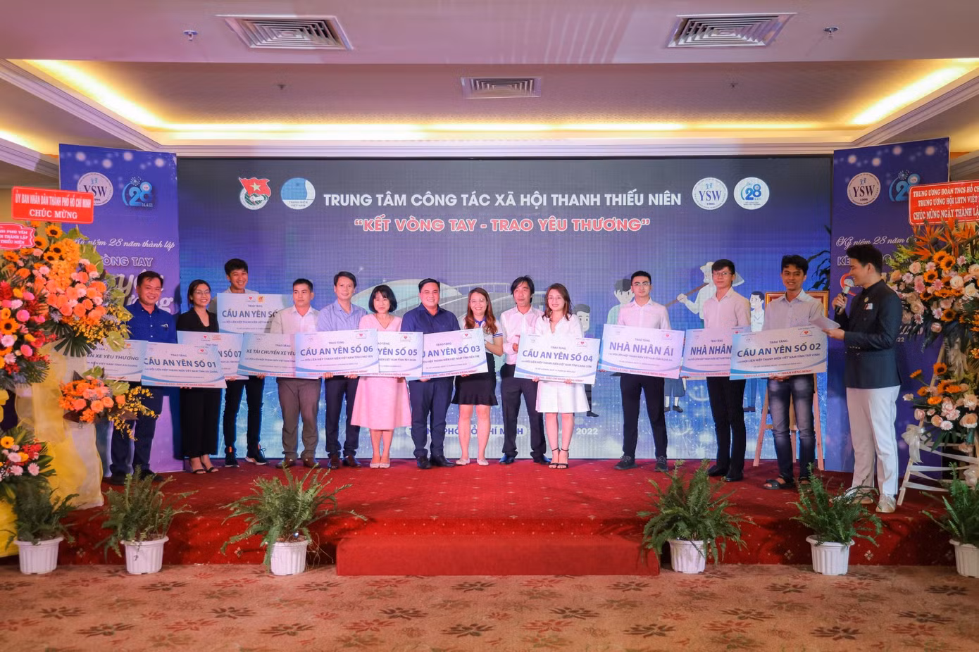 Các đơn vị nhận bảng tượng trưng các công trình mà Trung tâm CTXH Thanh thiếu niên Việt Nam cùng các đơn sẽ thực hiện trong thời gian tới.