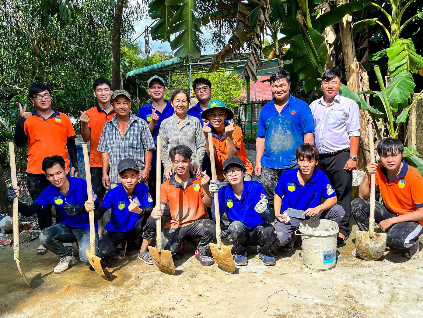 Đội hình xây dựng 'Nhà tình bạn' của trường ĐH Công nghệ TP. HCM.