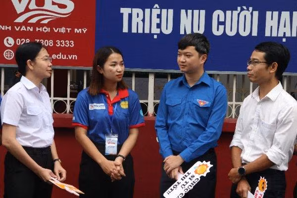 Anh Nguyễn Minh Triết (thứ hai bên phải) lắng nghe tâm tư, nguyện vọng của chiến sĩ tình nguyện.