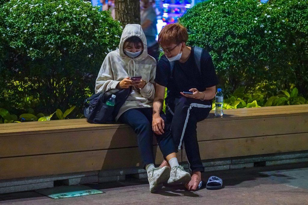 Cặp đôi Lê Tấn Tài và Trịnh Như Ý (ngụ quận Bình Thạnh) chia sẻ, vào mỗi cuối tuần hai bạn hay cùng đến đây dạo phố để giải trí, hẹn hò với nhau. "Mình thấy đây là một tuyến phố mẫu mực và tạo cho tụi mình một bầu không khí rất trong lành", Tấn Tài nói.