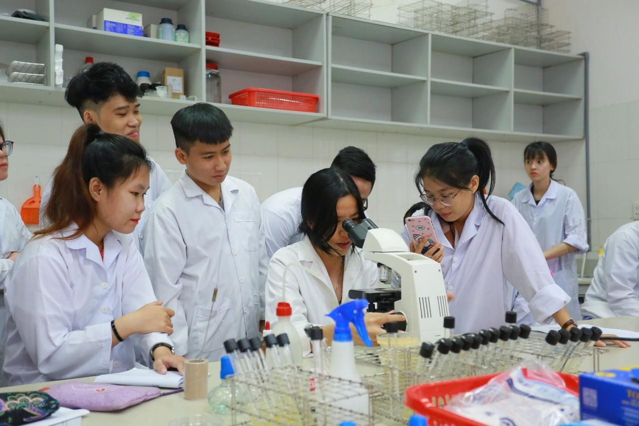 Sinh viên khối trường thuộc ĐHQG TP. HCM trong phòng nghiên cứu thí nghiệm.
