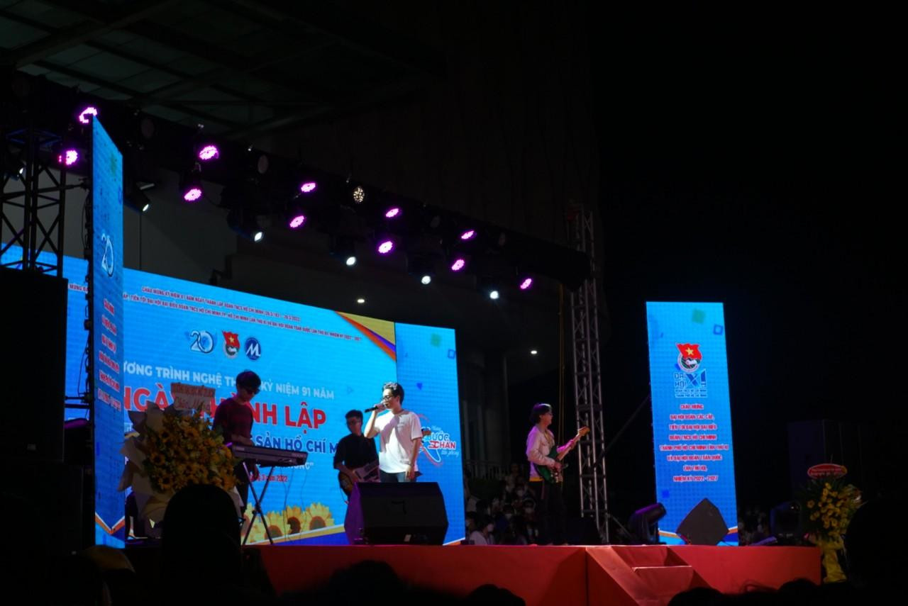 Ban nhạc Chillies biểu diễn 3 ca khúc “Mascara”, “Và thế là hết” và “Có em bên đời bỗng vui”, khuấy động bầu không khí. (Ảnh: Bùi Nhi)