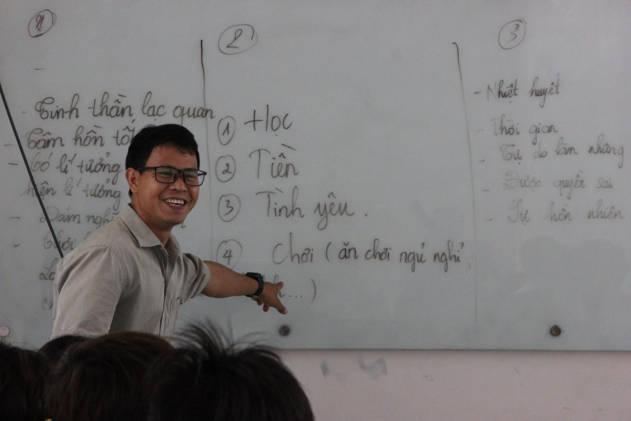 Chẳng những tốt nghiệp với tấm bằng loại Giỏi, Điểu Vượt còn từng đoạt giải “Người diễn thuyết được yêu thích nhất” tại một cuộc thi diễn thuyết toàn quốc.