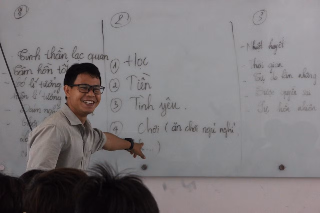 Chẳng những tốt nghiệp với tấm bằng loại Giỏi, Điểu Vượt còn từng đoạt giải “Người diễn thuyết được yêu thích nhất” tại một cuộc thi diễn thuyết toàn quốc. Chẳng những tốt nghiệp với tấm bằng loại Giỏi, Điểu Vượt còn từng đoạt giải “Người diễn thuyết được yêu thích nhất” tại một cuộc thi diễn thuyết toàn quốc.