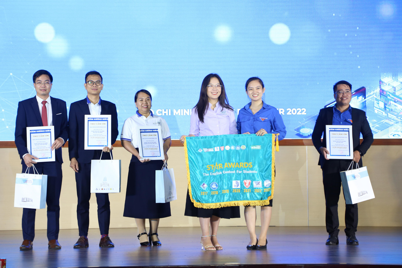 Bí thư Ban Cán sự Đoàn ĐHQG TP. HCM Phùng Thị Diệu Hương trao cờ đăng cai tổ chức cuộc thi 'Star Awards năm 2023' cho ĐHQG Hà Nội. Bí thư Ban Cán sự Đoàn ĐHQG TP. HCM Phùng Thị Diệu Hương trao cờ đăng cai tổ chức cuộc thi 'Star Awards năm 2023' cho ĐHQG Hà Nội.