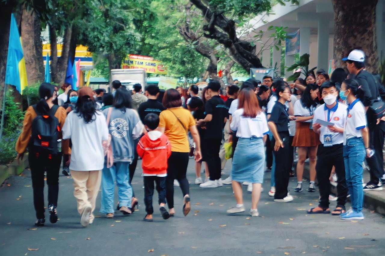 Không khí tưng bừng chào đón tân sinh viên tại trường ĐH KHXH&NV, ĐHQG TP. HCM.