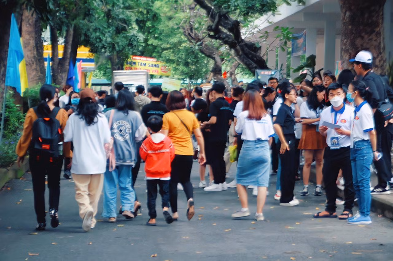 Không khí tưng bừng chào đón tân sinh viên tại trường ĐH KHXH&amp;NV, ĐHQG TP. HCM.