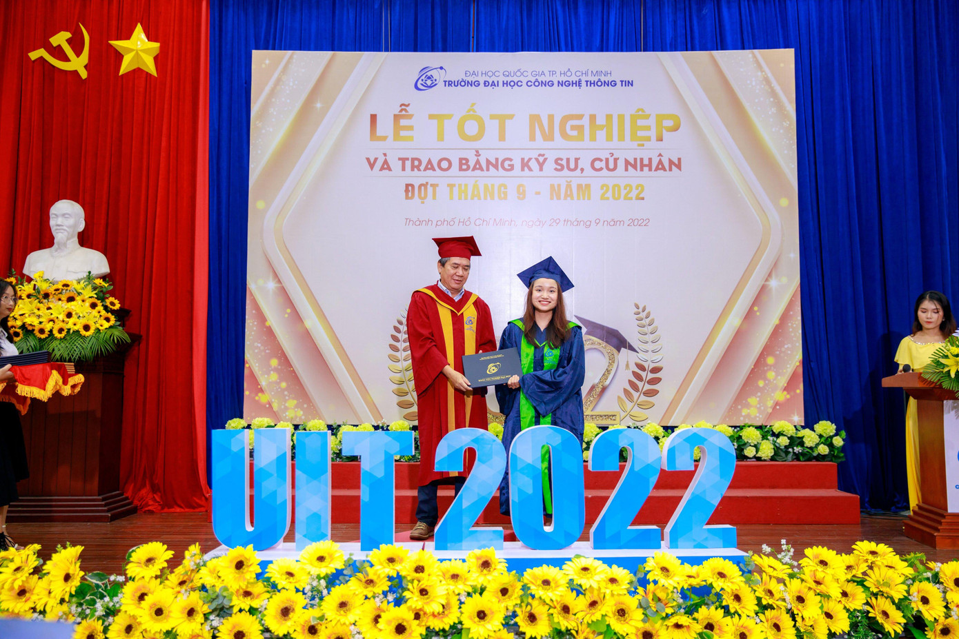 Hồng Nhung vừa tốt nghiệp với tấm bằng Xuất sắc. Hồng Nhung vừa tốt nghiệp với tấm bằng Xuất sắc.