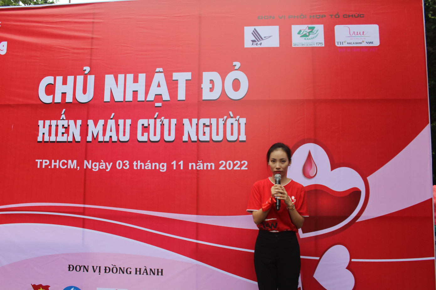 Trong lễ khai mạc chương trình, thay mặt cho hơn 300 sinh viên tham gia hiến máu, bạn Trương Ngọc Bích - Đội trưởng Đội Công tác xã hội Học viện Hàng không Việt Nam chia sẻ: “Hiến máu tình nguyện là một hành động cao cả, một nghĩa cử cao đẹp của toàn xã hội. Là thế hệ trẻ, chúng mình không ngừng nỗ lực và cố gắng đi đầu trong mọi hoạt động cộng đồng. Hàng ngày, hàng giờ trên cả nước chúng ta luôn gặp những tình huống khó khăn cần cung cấp máu để kịp thời cứu chữa”.