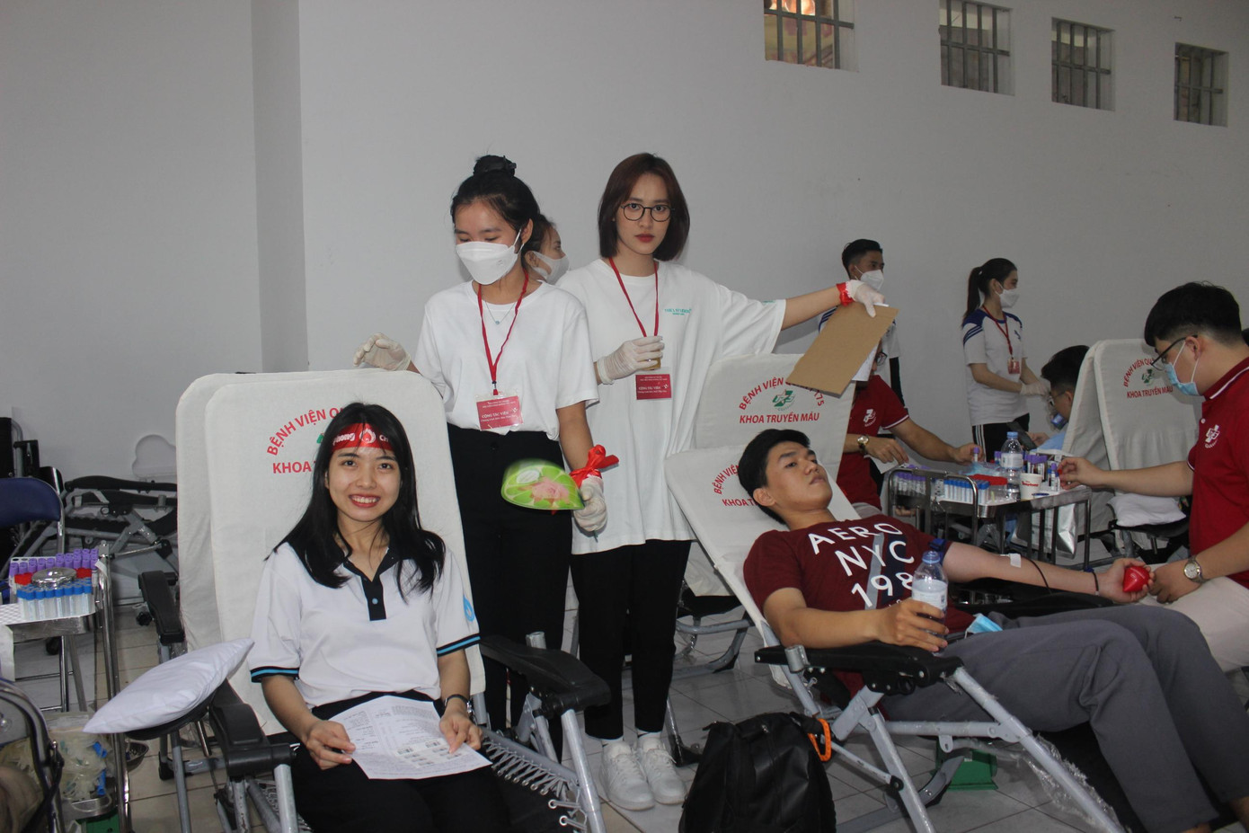 Có mặt từ sớm, Trần Đình Hưng (sinh viên năm hai, khoa Điện tử) cho biết, Hưng đã vận động nhiều bạn bè trong lớp cùng tham gia hiến máu cho chương trình này. “Khi Đoàn trường, Hội Sinh viên trường phát động, mình rất hào hứng. Được hiến tặng máu cho những người cần là niềm hạnh phúc đối với mình”.