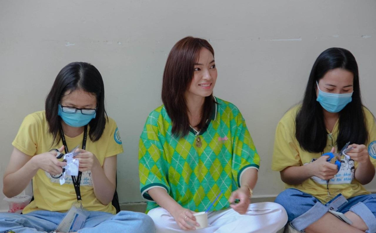 Người mẫu Châu Bùi cùng các bạn trong CLB Bé Khỏe Bé Ngoan chuẩn bị những dụng cụ cho chương trình.