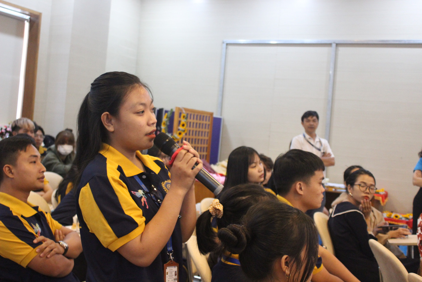 Các bạn sinh viên đặt câu hỏi cho các nhân vật 'sống đẹp' trong các bài viết của cuộc thi.