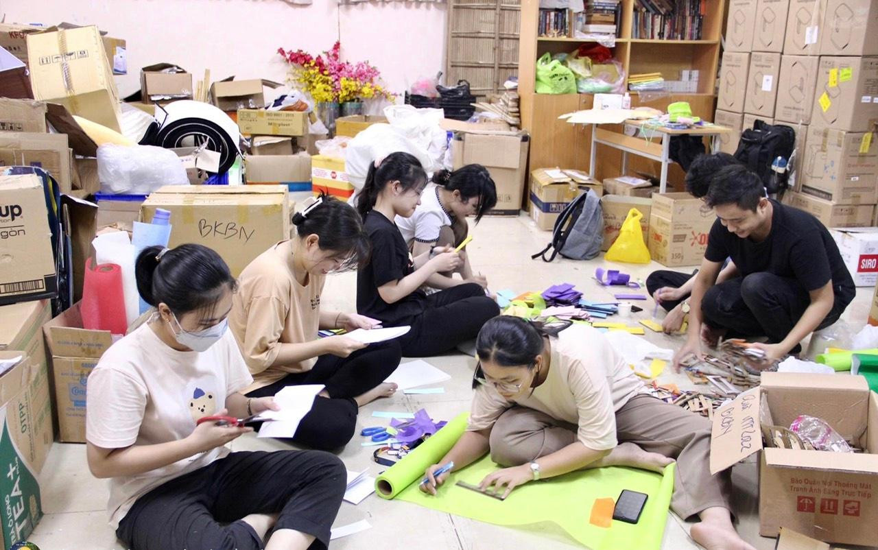 Các bạn trẻ CLB Bé Khỏe Bé Ngoan nhanh chóng hoàn tất các công đoạn cuối cùng.