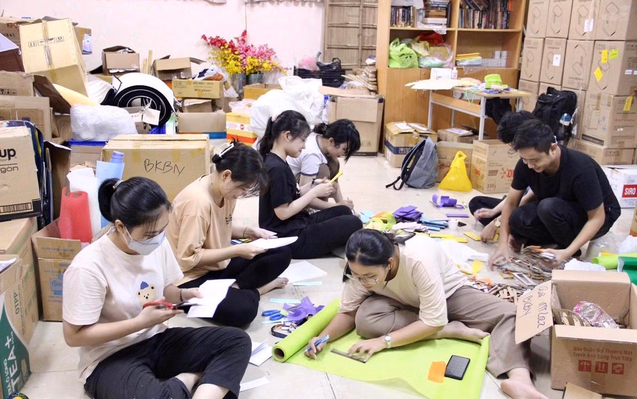 Các bạn trẻ CLB Bé Khỏe Bé Ngoan nhanh chóng hoàn tất các công đoạn cuối cùng.