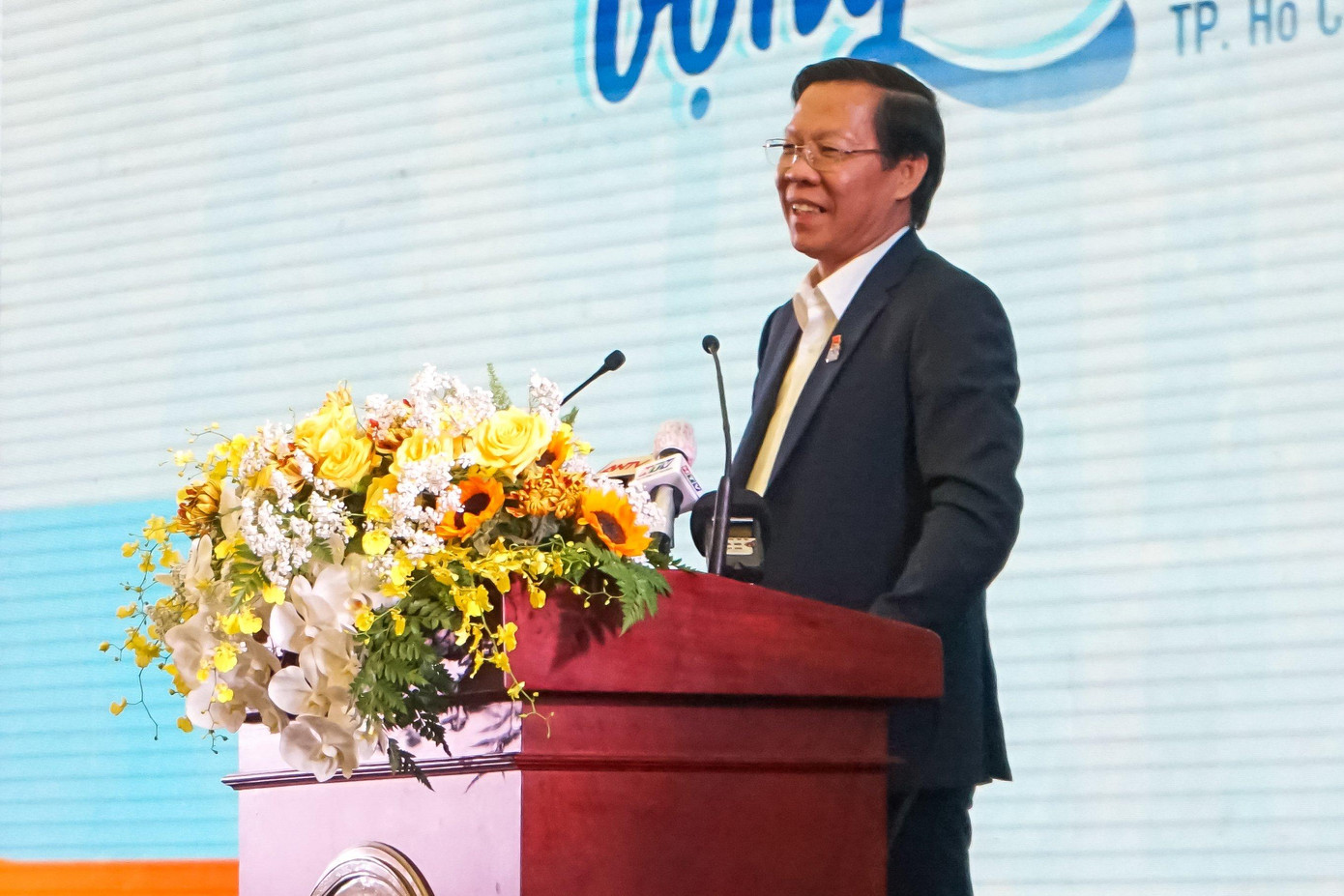 Ông Phan Văn Mãi - Ủy viên T.Ư Đảng, Phó Bí thư thường trực Thành ủy, Chủ tịch UBND TP. HCM phát biểu tại Diễn đàn. (Ảnh: Phong Nguyễn)