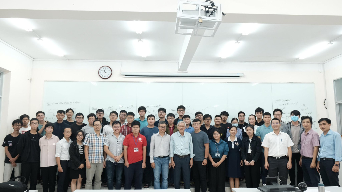 Giáo sư Phan Thành Nam chụp ảnh cùng các bạn sinh viên, học viên trường ĐH KHTN (ĐHQG TP. HCM).