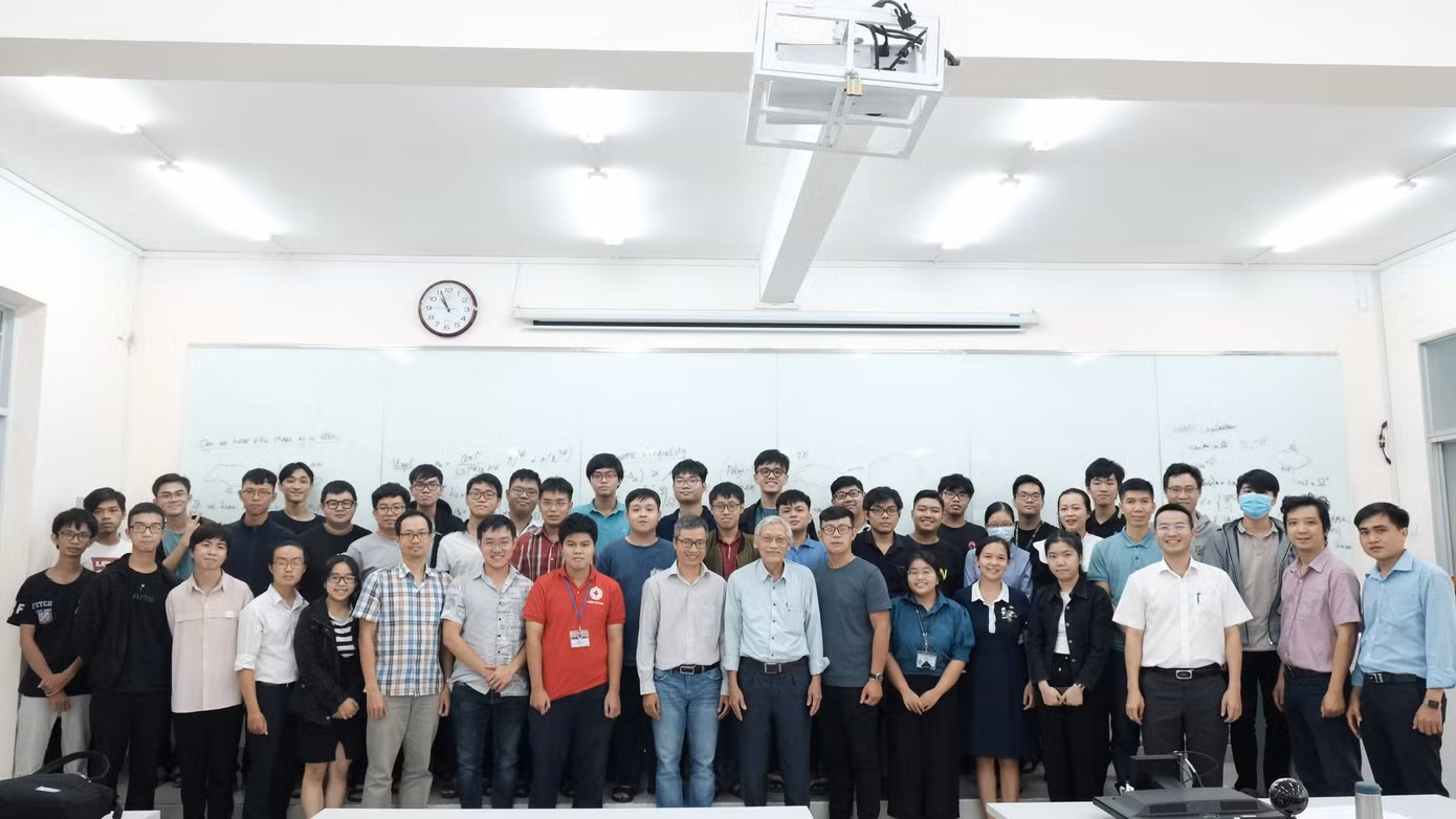 Giáo sư Phan Thành Nam chụp ảnh cùng các bạn sinh viên, học viên trường ĐH KHTN (ĐHQG TP. HCM).