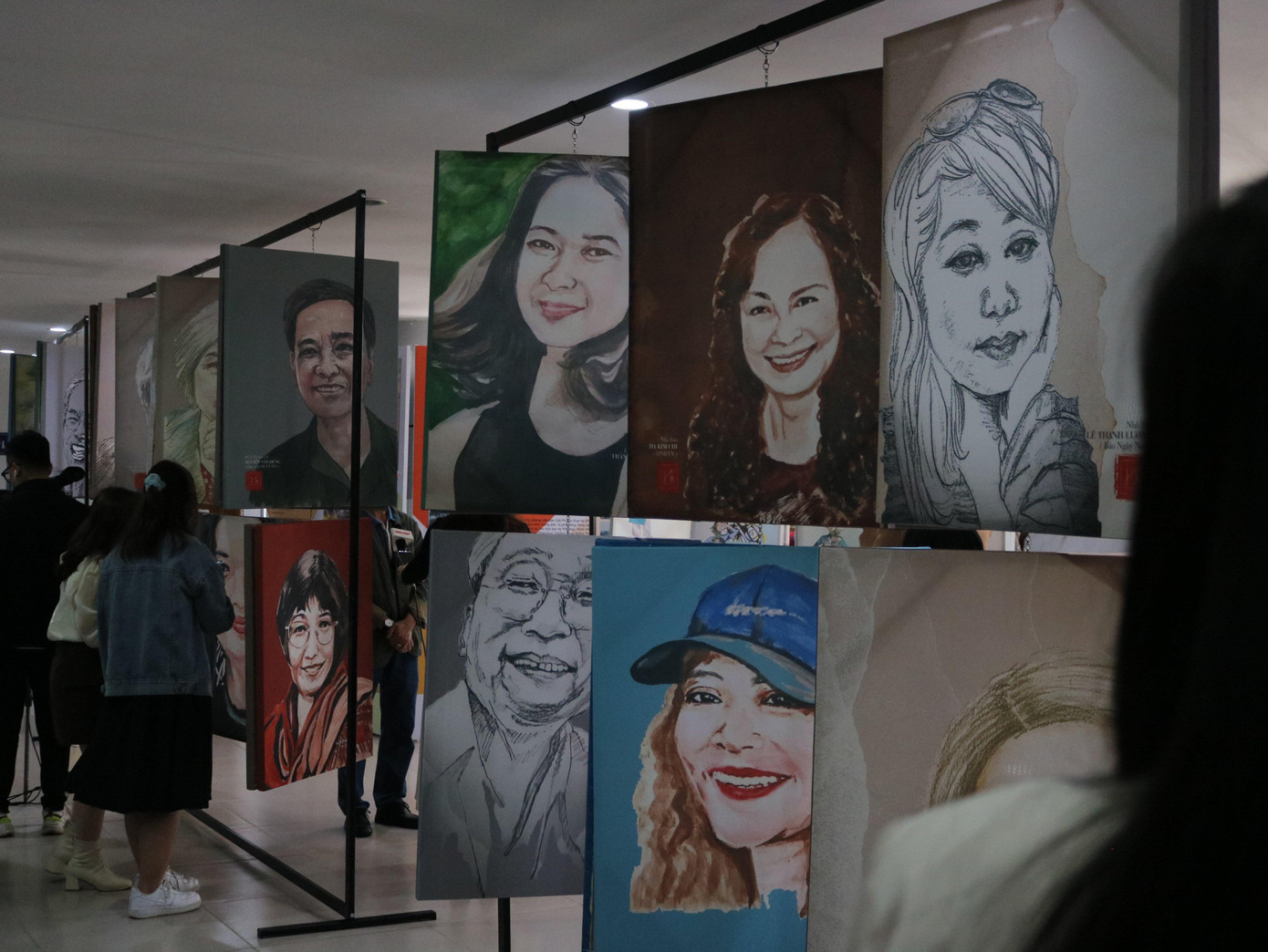 Trong số 400 bức họa được hoàn thiện, chỉ hơn 100 bức họa được tác giả lựa chọn để trưng bày tại triển lãm. (Ảnh: Hoàng Liên)