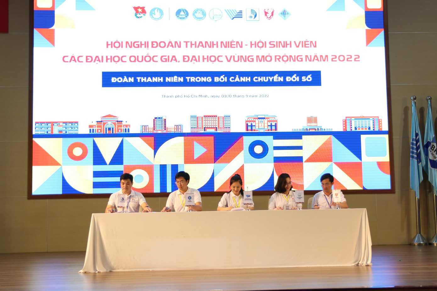 Các đoàn đại biểu ký kết tuyên bố chung tại Hội nghị. Các đoàn đại biểu ký kết tuyên bố chung tại Hội nghị.