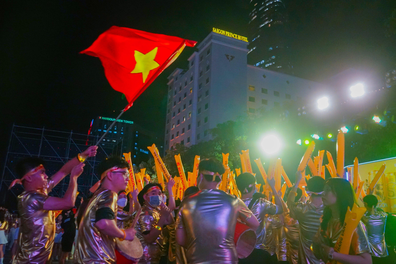 Niềm vui của các bạn trẻ khi U23 Việt Nam vượt qua U23 Malaysia. (Ảnh: Hồng Nguyễn)