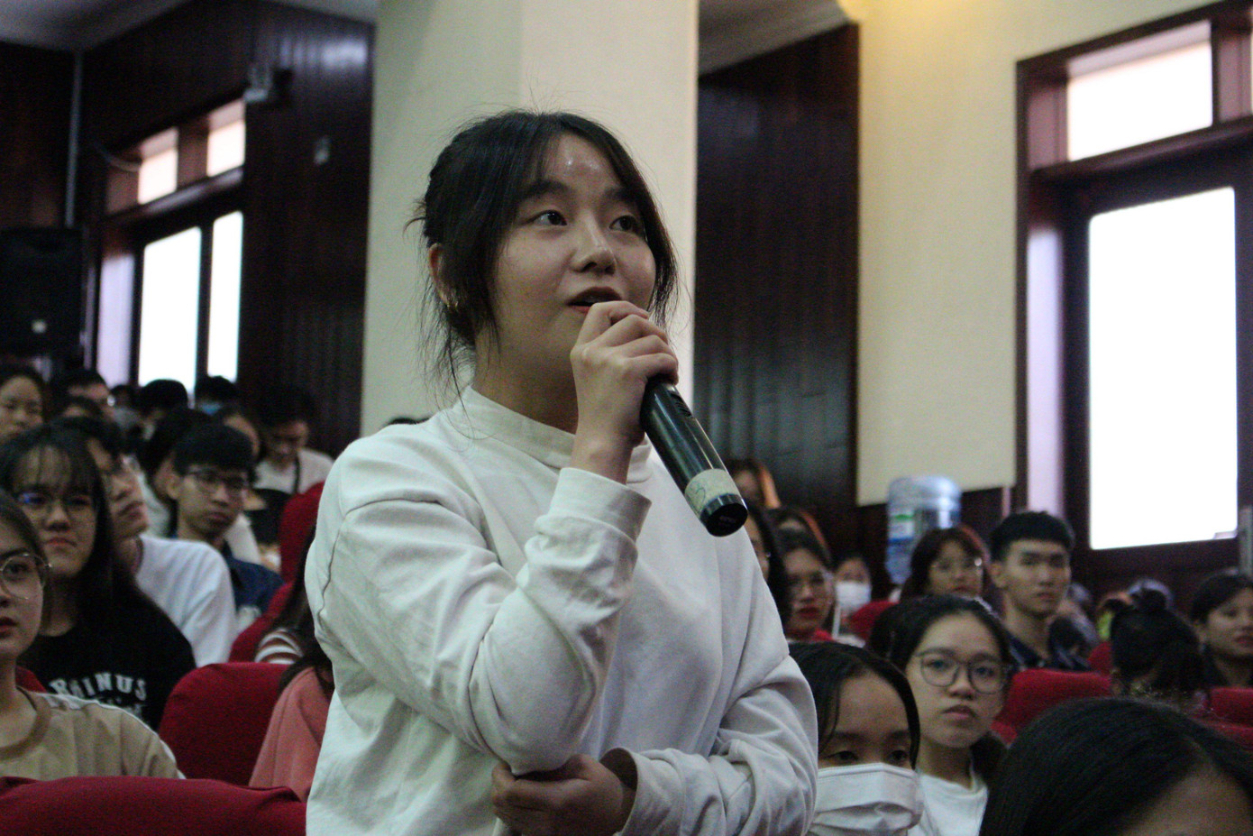 Các bạn sinh viên đặt câu hỏi đến khách mời của chương trình. (Ảnh: Bảo Trâm) Các bạn sinh viên đặt câu hỏi đến khách mời của chương trình. (Ảnh: Bảo Trâm)