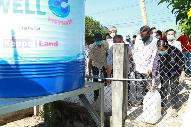 Người dân xã Bảo Thuận (huyện Ba Tri) vui mừng khi có thêm nguồn nước sạch để dùng từ chương trình mang lại.