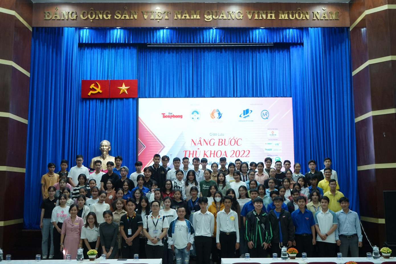 Các bạn sinh viên cùng chụp ảnh lưu niệm tại chương trình. Các bạn sinh viên cùng chụp ảnh lưu niệm tại chương trình.