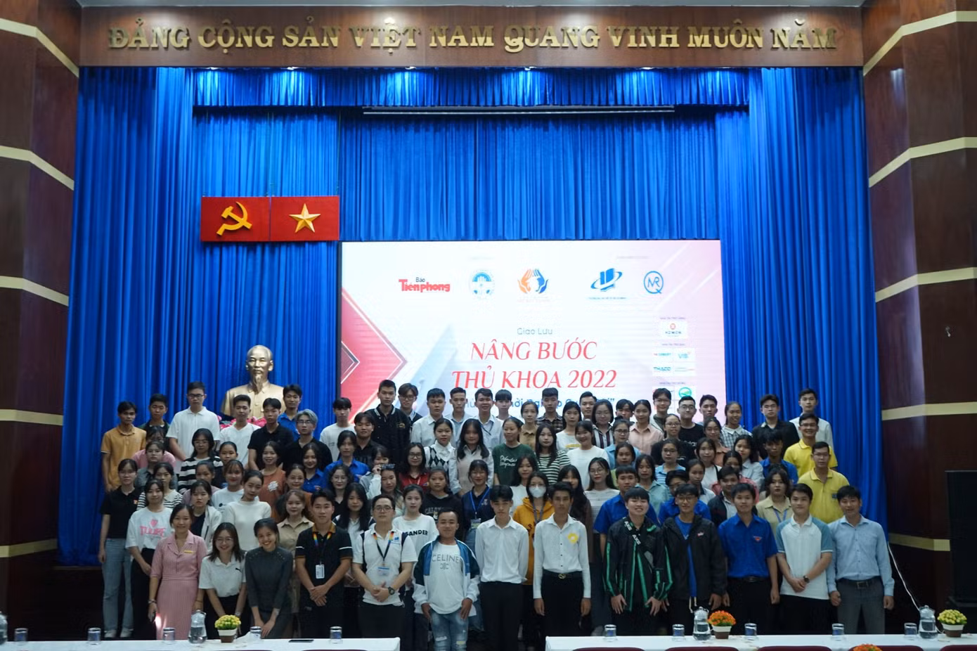 Các bạn sinh viên cùng chụp ảnh lưu niệm tại chương trình.