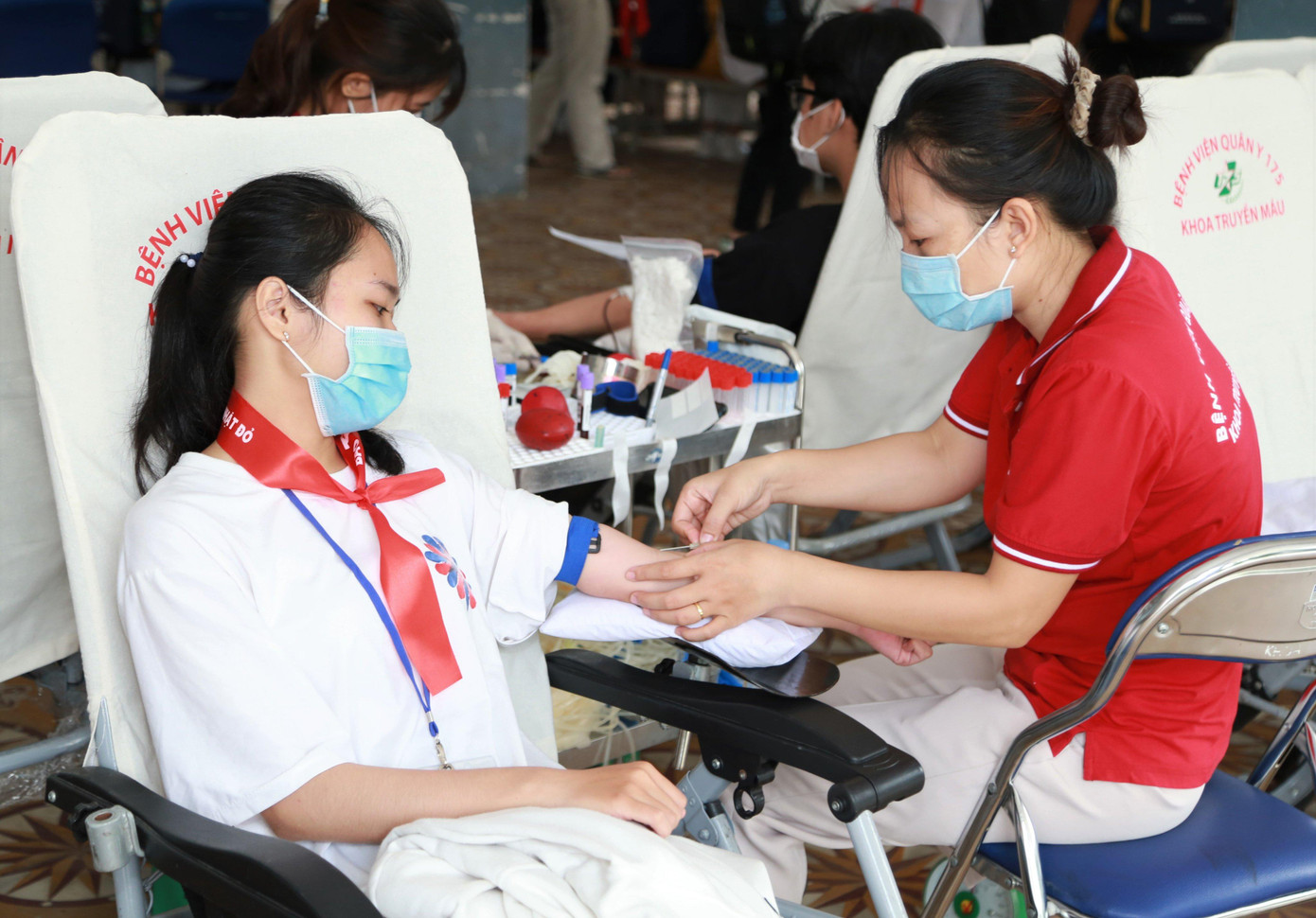 Các bạn sinh viên trường ĐH Công nghệ Thông tin (ĐHQG TPHCM) hăng hái hưởng ứng chương trình. (Ảnh: Ngô Tùng)