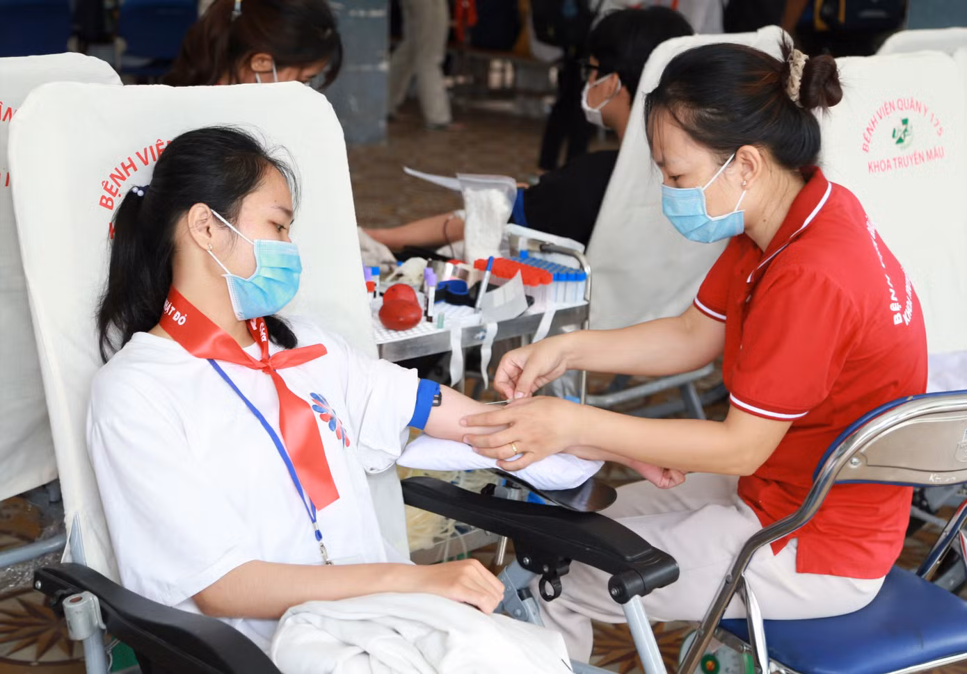 Các bạn sinh viên trường ĐH Công nghệ Thông tin (ĐHQG TPHCM) hăng hái hưởng ứng chương trình. (Ảnh: Ngô Tùng)