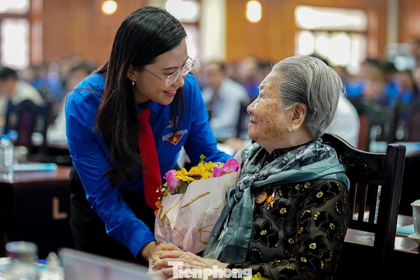 Chị Nguyễn Phạm Duy Trang - Bí thư T.Ư Đoàn, Chủ tịch Hội đồng Đội T.Ư tặng hoa cho Mẹ Việt Nam Anh Hùng. Chị Nguyễn Phạm Duy Trang - Bí thư T.Ư Đoàn, Chủ tịch Hội đồng Đội T.Ư tặng hoa cho Mẹ Việt Nam Anh Hùng.