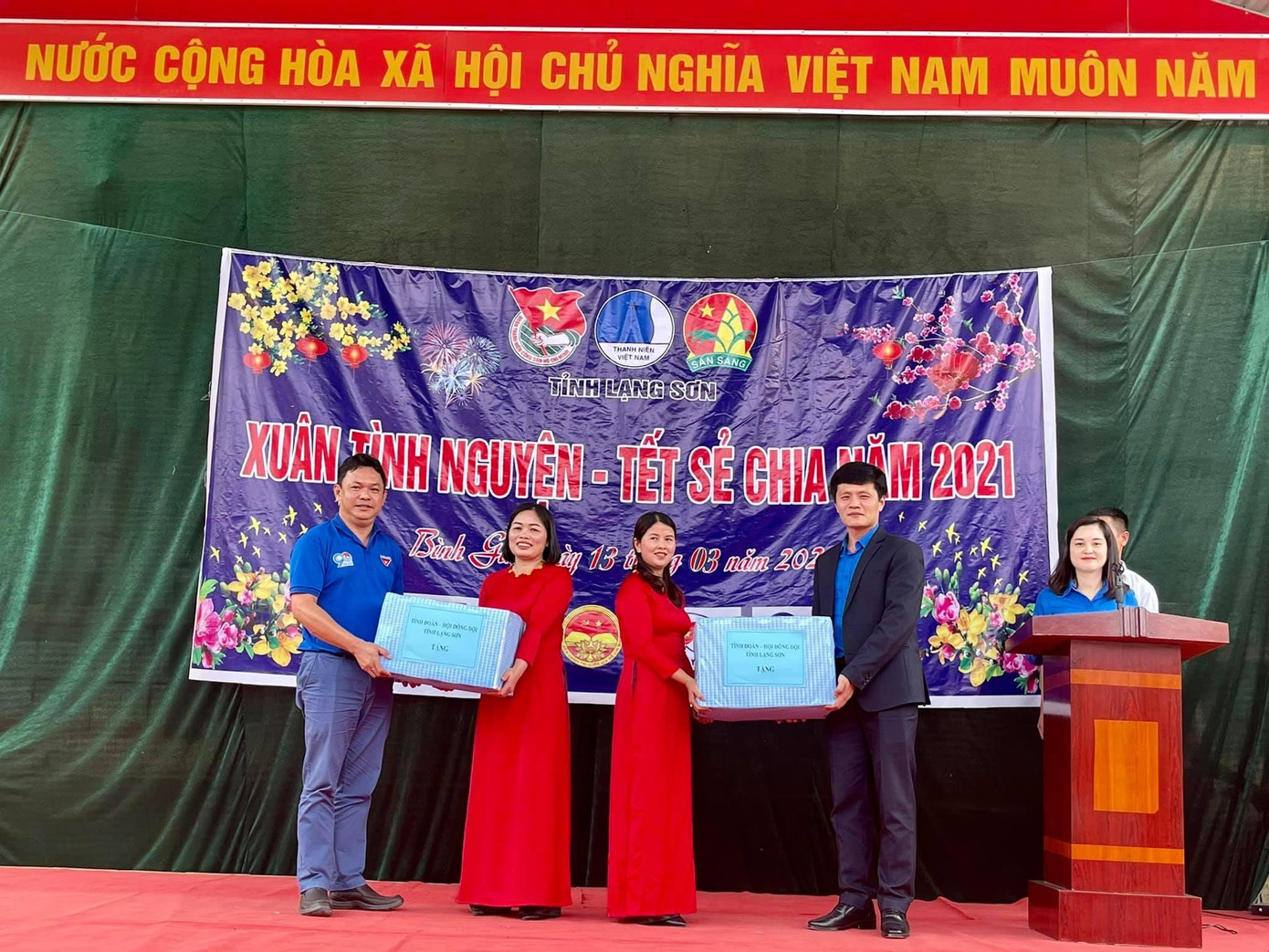 Chương trình còn góp phần mang đến niềm vui cho những cô giáo đang công tác tại những xã vùng sâu, vùng xa. Chương trình còn góp phần mang đến niềm vui cho những cô giáo đang công tác tại những xã vùng sâu, vùng xa.