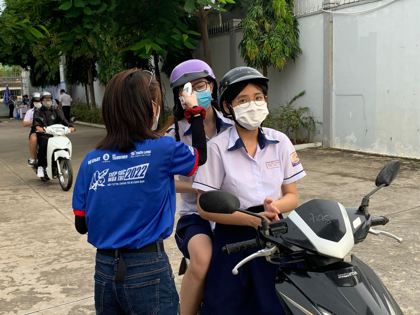 Tình nguyện viên 'Tiếp sức mùa thi' hỗ trợ phân luồng từ bên ngoài. (Ảnh: Hồng Nguyễn) Tình nguyện viên 'Tiếp sức mùa thi' hỗ trợ phân luồng từ bên ngoài. (Ảnh: Hồng Nguyễn)