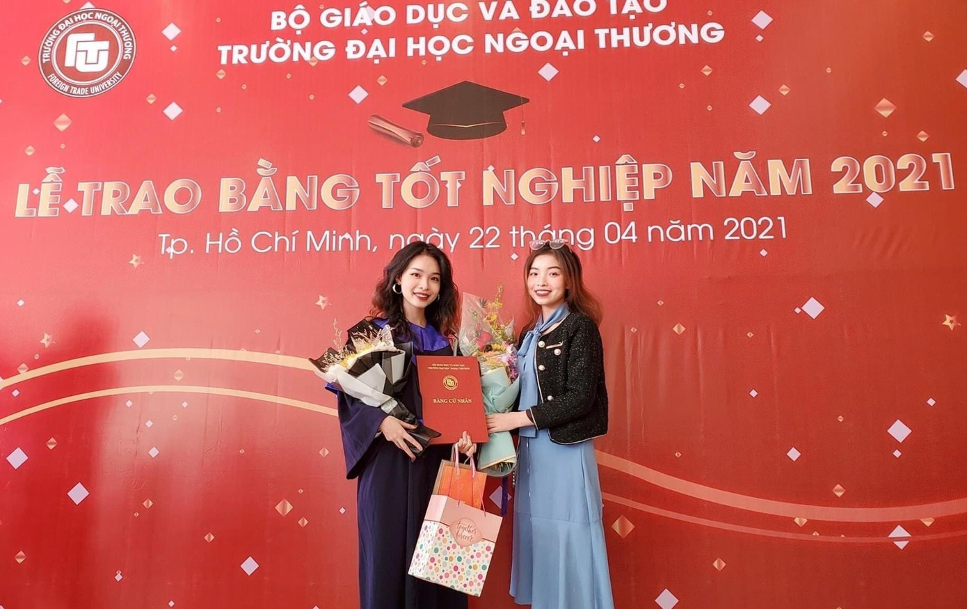 Ngọc Anh (bên trái) tại Lễ trao bằng tốt nghiệp tại trường. Ngọc Anh (bên trái) tại Lễ trao bằng tốt nghiệp tại trường.