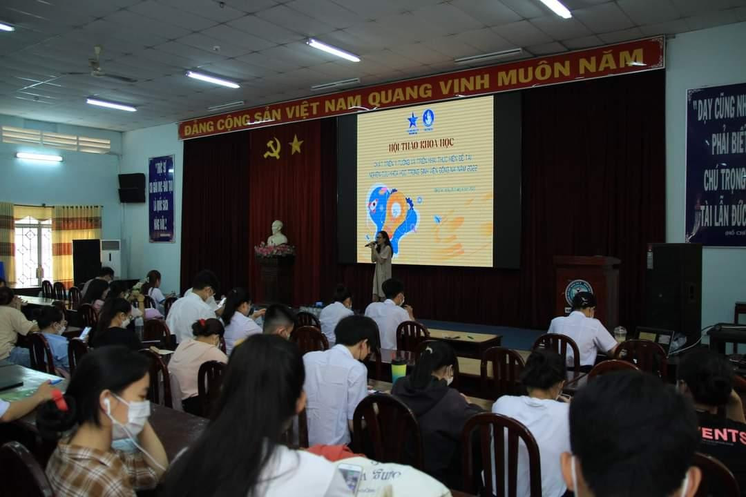 Các bạn sinh viên được truyền cảm hứng về niềm yêu thích nghiên cứu khoa học thông qua hội thảo.