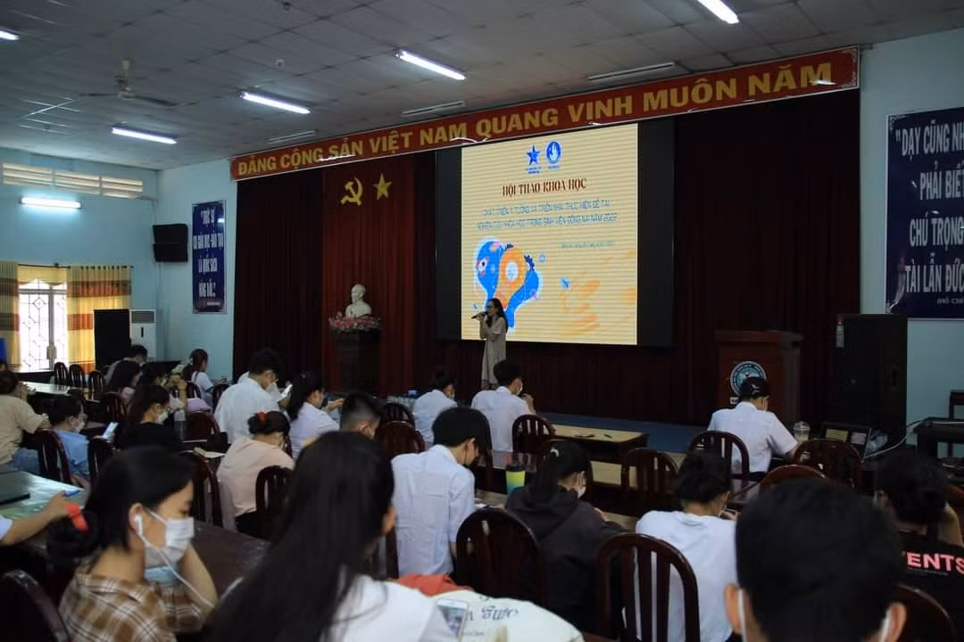Các bạn sinh viên được truyền cảm hứng về niềm yêu thích nghiên cứu khoa học thông qua hội thảo.
