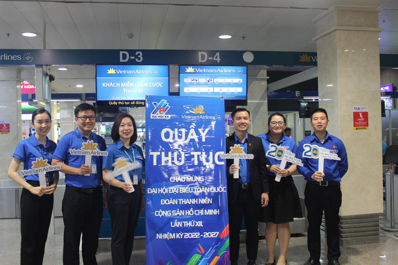 Những đoàn viên, thanh niên của Đoàn Thanh niên Tổng Công ty Hàng không Việt Nam hỗ trợ cho Chuyến bay Thanh niên đầu sân bay quốc tế Tân Sơn Nhất.