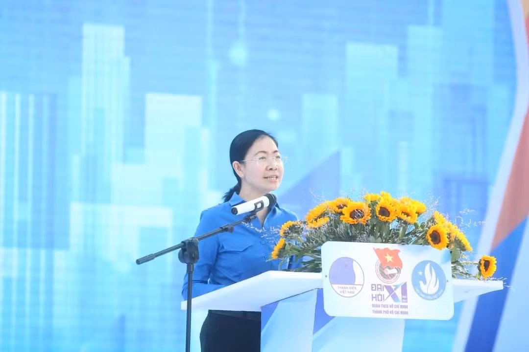 Chị Phan Thị Thanh Phương - Bí thư Thành Đoàn, Chủ tịch Hội Sinh viên TP. HCM phát biểu tại Lễ ra quân.