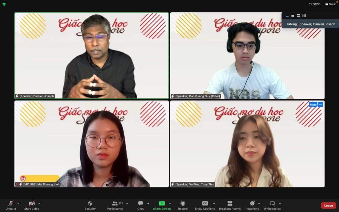 Các bạn trẻ đã đặt câu hỏi với các chuyên gia.